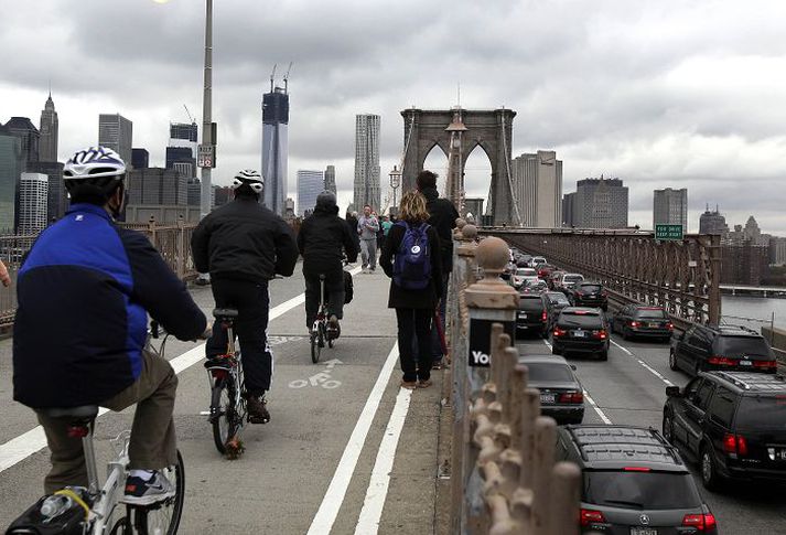 Þung umferð yfir Brooklyn-brúna í New York
Úr því jarðlestakerfið er í lamasessi og strætisvagnar aðeins að hluta virkir þurfti fólk að fara fótangandi, á hjóli eða á einkabílnum í vinnu.
fréttablaðið/AP