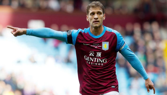Stilian Petrov í leik með Aston Villa.