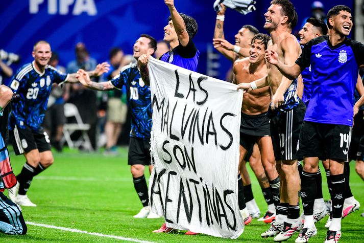 Argentínsku leikmennirnir fagna hér með borðann eftir sigurinn á Englendingum.