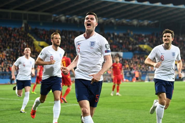 Michael Keane fagnar marki sínu í kvöld.