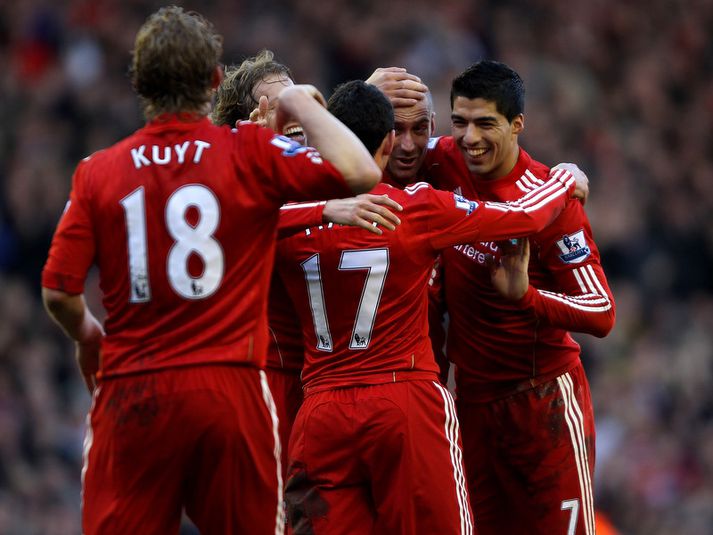 Luis Suarez fagnar marki með félögum sínum í Liverpool.