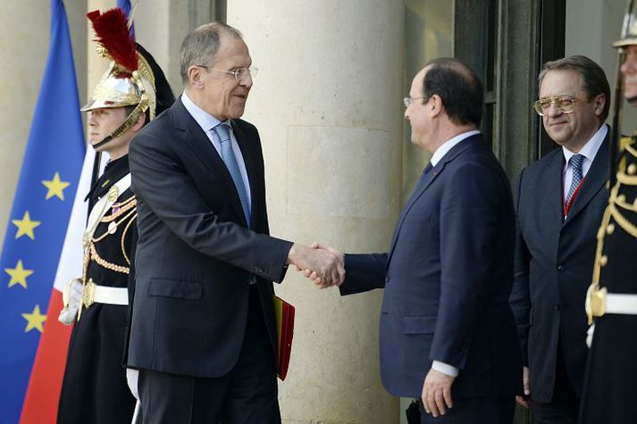 Lavrov, utanríkisráðherra Rússlands, tekur í höndina á François Hollande, forseta Frakklands, í gær.
