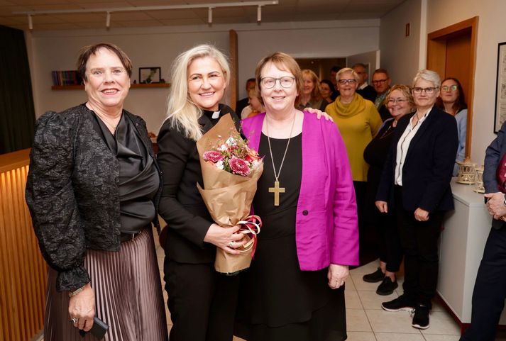 Drífa Hjartardóttir, forseti kirkjuþings, séra Guðrún Karls Helgudóttir og frú Agnes M. Sigurðardóttir. 