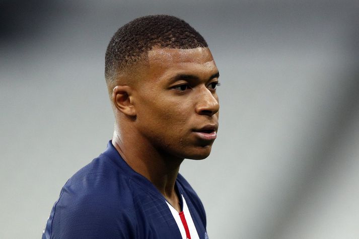 Mbappé skýtur ekki aðeins föstum skotum á knattspyrnuvellinum heldur einnig á samfélagsmiðlum.