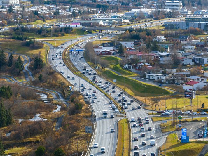 Vegasamgöngur eru þriðjungur af samfélagslosun Íslands. Losun frá þeim jókst um átta prósent árið 2022 á sama tíma og samfélagslosun stóð annars í stað.