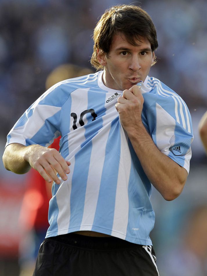 Lionel Messi kyssti merki Argentínu af ákafa þegar hann fagnaði marki sínu.