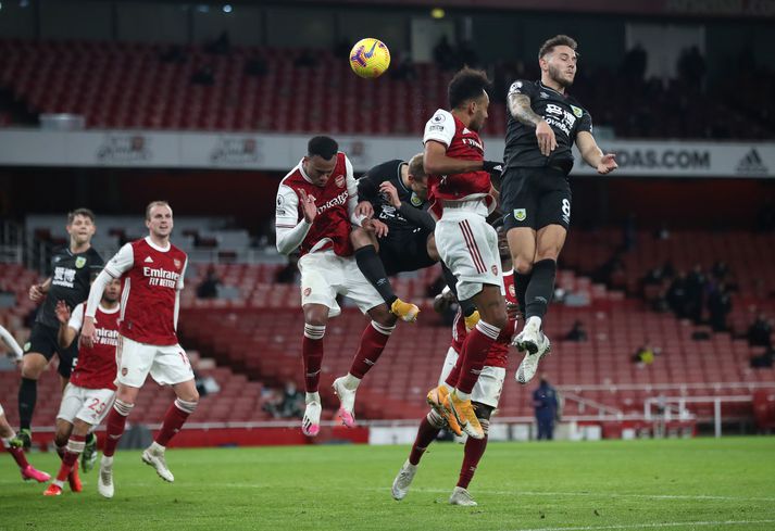 Pierre-Emerick Aubameyang skallar boltann í eigið mark gegn Burnley.