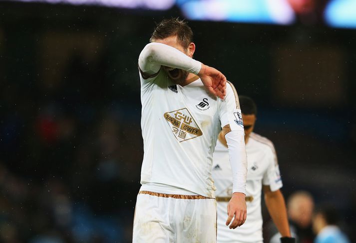 Gylfi Þór Sigurðsson svekkir sig í leiknum í gær.