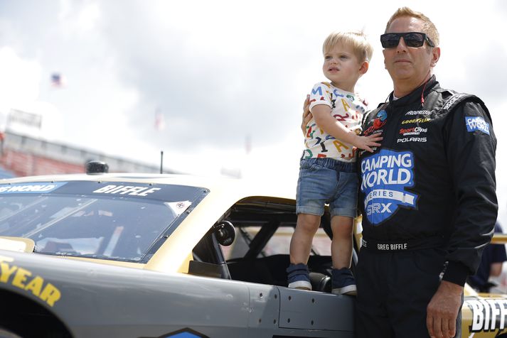 Greg Biffle með syni sínum Ryder Jack Biffle á einni af mörgum kappaskurskeppnum Biffle á ferlinum.