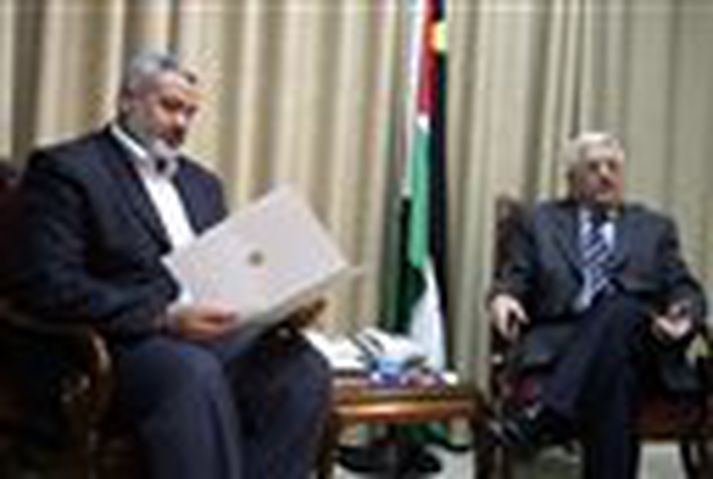 Mahmoud Abbas, t.h., veitir Hamas-flokknum formlegt umboð til stjórnarmyndunar.