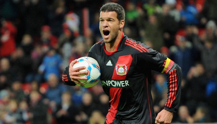 Michael Ballack fagnar í leik með Leverkusen.