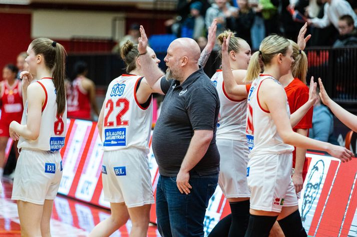 Árni Eggert Harðarson var rekinn frá Haukum eftir að upp komst um að hann hefði sent stúlkum í öðrum félögum óviðeigandi skilaboð.