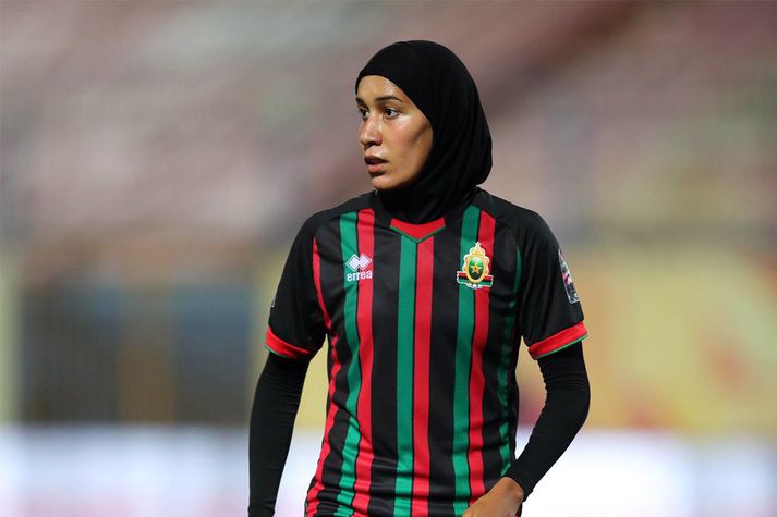 Nouhaila Benzina í leik með Marokkóska landsliðinu.