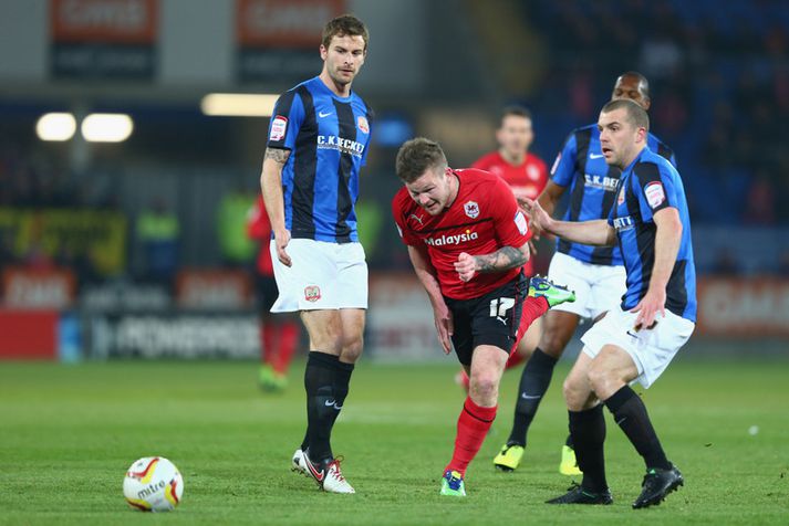 Aron Einar í leik með Cardiff.