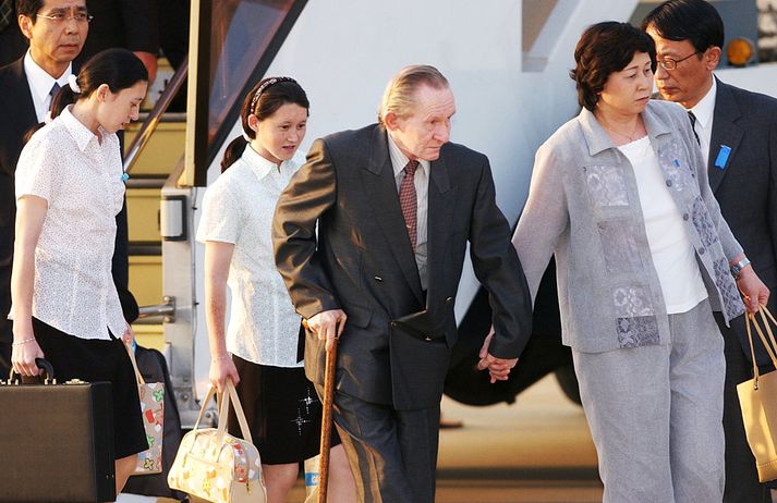 Charles Jenkins leiðir hér eiginkonu sína við komuna til Japans árið 2004. Þau voru neydd til að gifta sig í haldi Norður-Kóreumanna árið 1980.