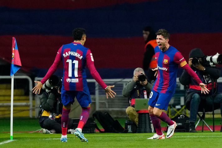 Hetja Barcelona í kvöld, Sergi Roberto, fagnar með fyrsta markaskoraranum Raphinha. 