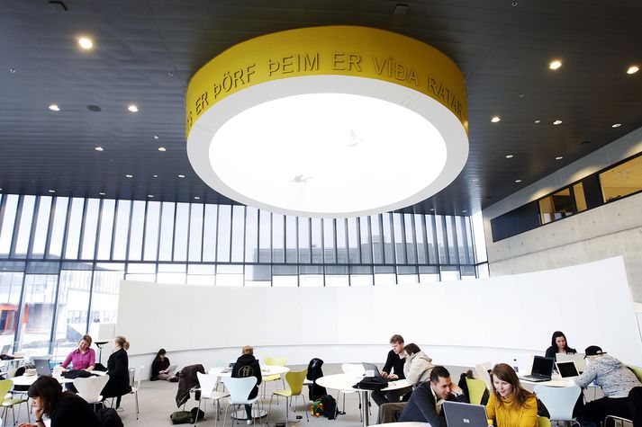 Háskólanemar á Háskólatorgi.