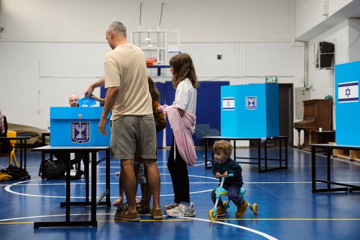 Talið er líklegt að Netanyahu gæti misst þingmeirihluta sinn. 