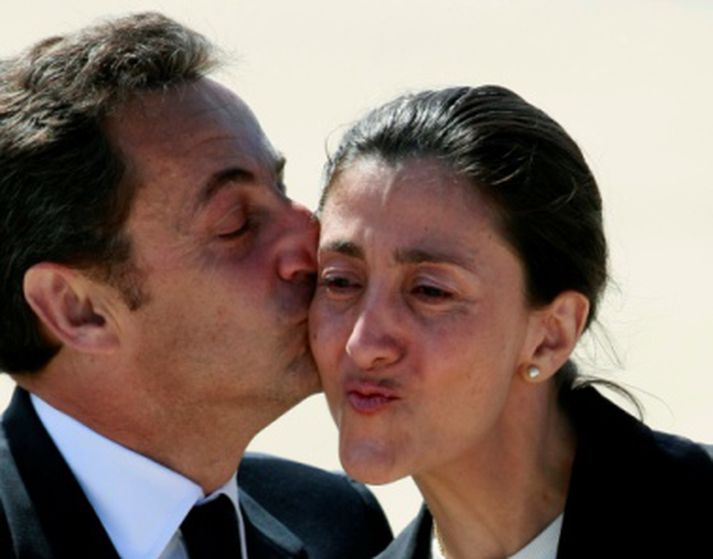 Sarkozy kyssir Betancourt