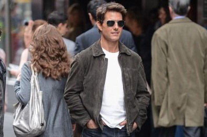 Tom Cruise fékk smá afmælisveislu í gær, áður en hann fór.