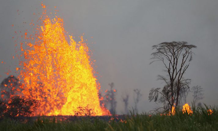 Spýjur úr hrauninu sem flæðir nú um Stóru eyju Havaí eru þungar. Jafnvel litlar spýjur geta verið lífshættulegar fólki.