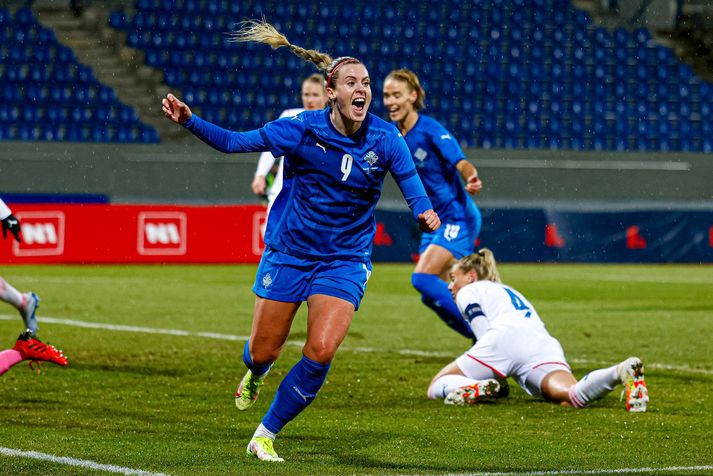 Berglind Björg Þorvaldsdóttir fagnar fyrsta marki íslenska liðsins í fyrri hálfleik.