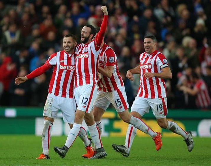 Leikmenn Stoke fagna Phil Bardsley sem skoraði seinna mark liðsins gegn Sheffield Wednesday.