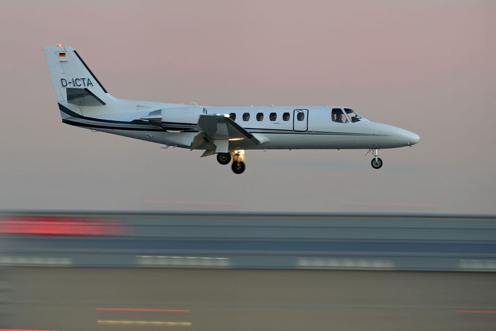 Þotan er af gerðinni Cessna 551 og var með fjóra innanborðs þegar hún hrapaði.