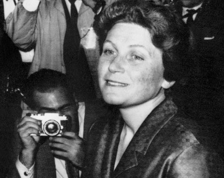 Lana Peters sneri baki við kommúnismanum.