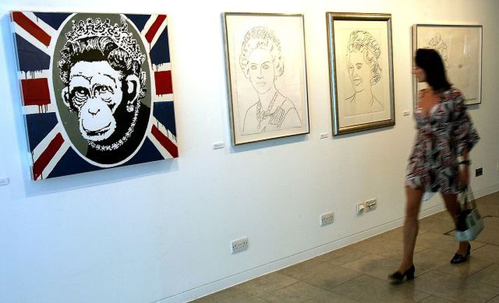 Myndin til vinstri er eftir Banksy og sú til hægri eftir Warhol. Ekki virðist sá fyrrnefndi bera mikla virðingu fyrir drottningunni.