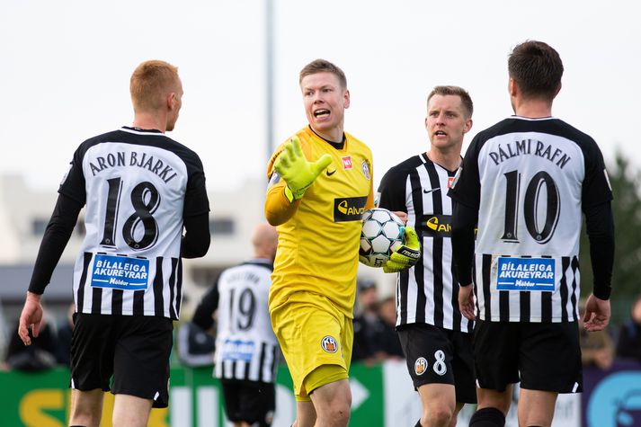 KR var 3-0 yfir þegar leikurinn var flautaður af.