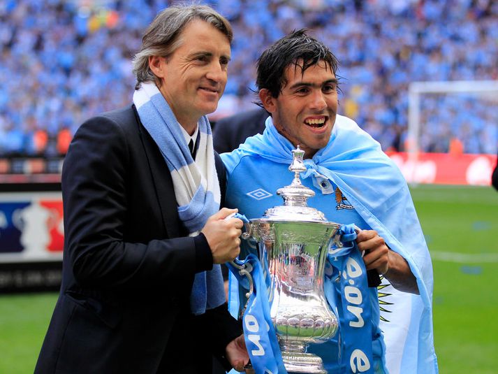 Roberto Mancini, stjóri Manchester City með fyrirliðanum Carlos Tevez.