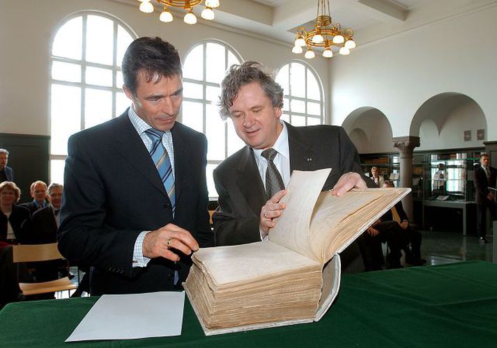stjórnarskrá Frá 1874 Anders Fogh Rasmussen, fyrrverandi forsætisráðherra Danmerkur, afhenti Davíð Oddssyni, þáverandi forsætisráðherra, frumrit stjórnarskrár Íslendinga frá 1874 þegar hann kom í opinbera heimsókn til landsins árið 2003. Nú á þjóðkjörið stjórnlagaþing að taka íslensku stjórnarskrána til heildarendurskoðunar, samkvæmt nýju frumvarpi forsætisráðherra.