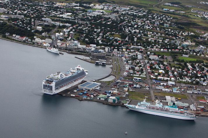 Loftmynd af Akureyrarhöfn sem var rýmd í gær vegna gruns um sýruleka.