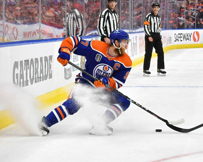 Connor McDavid leikmaður Edmonton Oilers á fleygiferð í leik sex