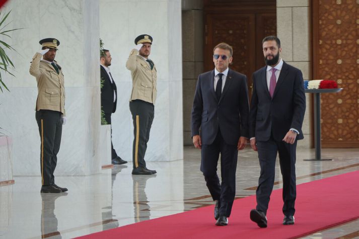 Ahmad al-Sharaa, forseti Sýrlands (t.h.) með Emmanuel Macron, forseta Frakklands, í Damaskus í morgun.