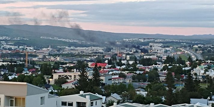 Töluverðan reyk leggur nú frá Bíldshöfða.