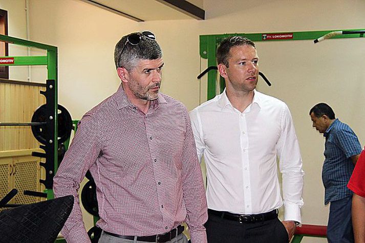 Forseti Lokomotiv Tashkent sýnir Grétari Rafni aðstæður hjá félaginu.