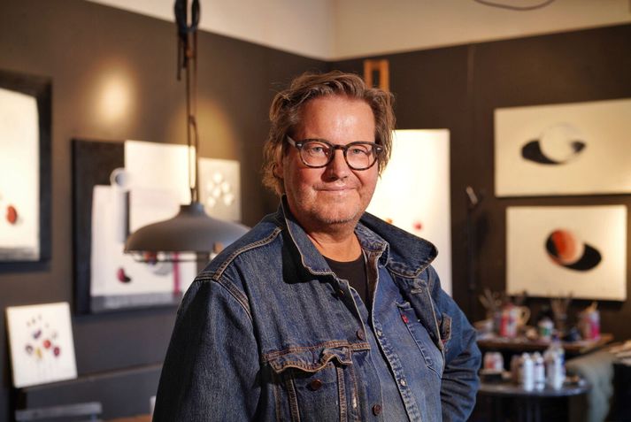 Pétur Gautur á vinnustofu sinni, þar sem hann hefur verið lengi. Í gær mætti kona fyrir utan stofuna, gægðist inn og tók myndir. Hún telur eitthvað bogið við allar aðstæður og vill vita hvort þarna geti verið níðingur á ferð?