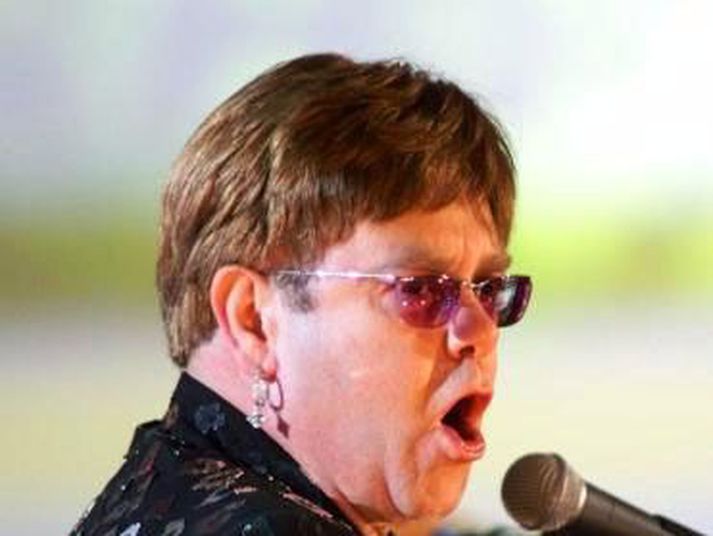 elton john Tónlistarmaðurinn Elton John vill banna trúarbrögð því þau ali á fordómum gagnvart samkynhneigðum.