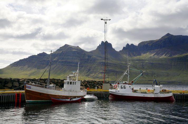 Sjálfvirkur sleppibúnaður er á björgunarbátum sem skylda er að hafa á fiskiskipum og bátum, eins og þeim sem hér sjást við bryggju á Stöðvafirði. 