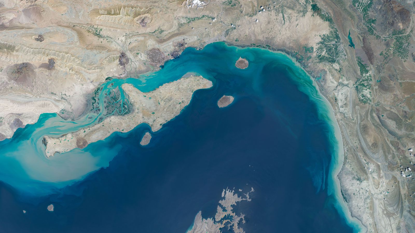 Skotið þrátt fyrir heimild frá hernum: Á­hafnir til­kynna á­rásir á Hor­mússundi