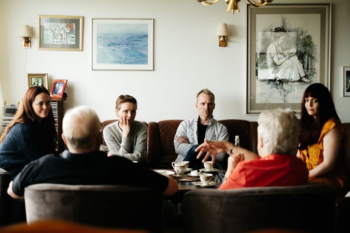 Sigríður Þóra, Andrea, Aggi og Birta á tökustað Líf dafnar. Myndin er tekin á heimili Elínar og Magnúsar sem eru viðmælendur í þáttunum.