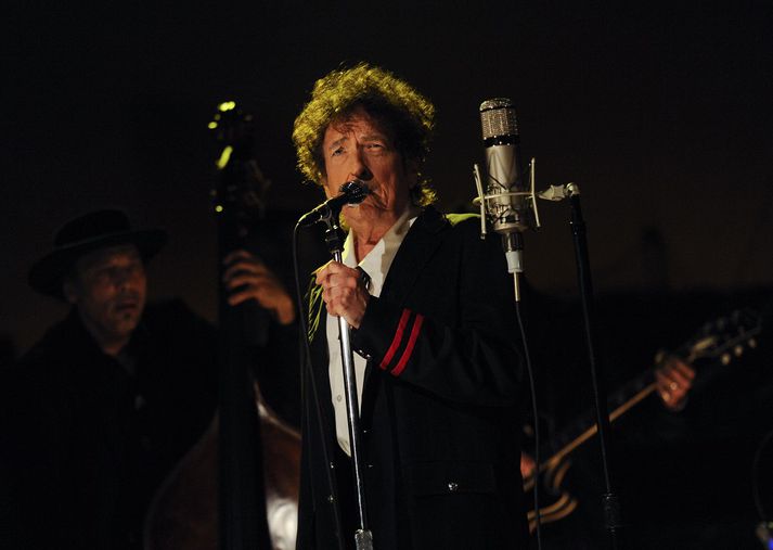 HInn 75 ára gamli Bob Dylan er fyrsti lagahöfundurinn til að hljóta Nóbelsverðlaun.