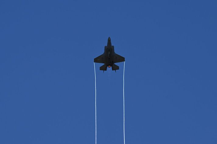 Herþota af gerðinni F-35 á flugi.