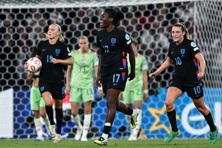 Fyrir ekki svo löngu var Michelle Agyemang boltasækir fyrir enska landsliðið en í gær sóttu stelpur boltann fyrir hana eftir að hún skoraði jöfnunarmark Englands gegn Ítalíu.