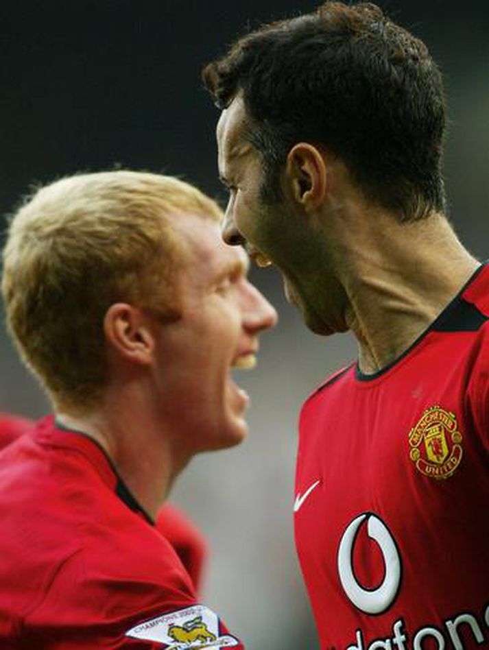 Paul Scholes og Ryan Giggs fagna marki saman.