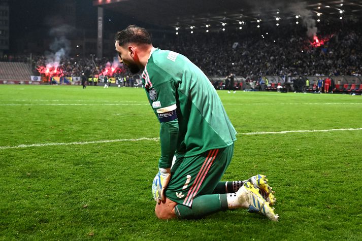 Gianluigi Donnarumma gerir sér grein fyrir því að hann er ekki á leiðinni á HM eftir tap á móti Bosníu í vítakeppni. Hann hefur verið í ítalska landsliðinu í langan tíma en hefur enn ekki komist á heimsmeistaramótið.