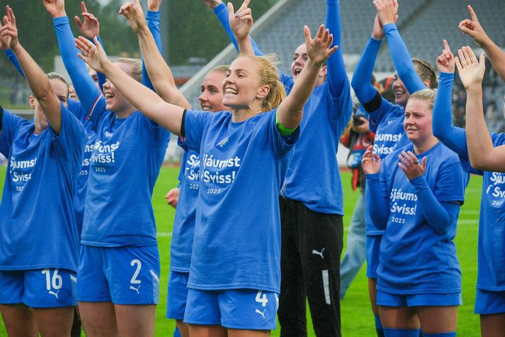 Glódís Perla Viggósdóttir, fyrirliði Íslands, fagnar sætinu á EM ásamt liðsfélögum sínum.