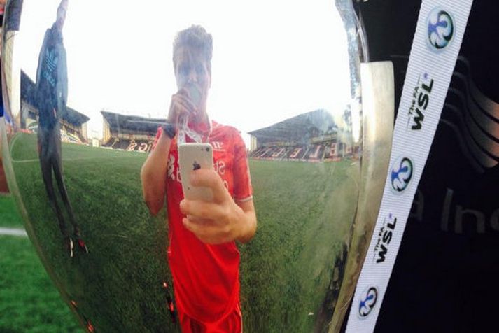 Katrín Ómarsdóttir að spegla sig.